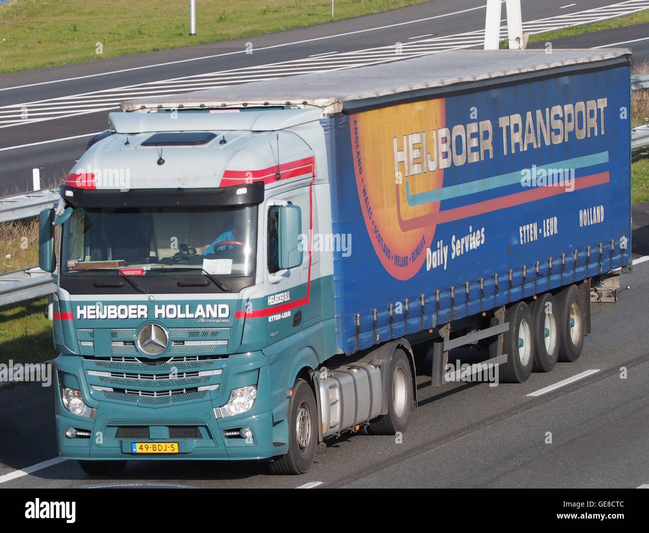 Il "Mercedes Actros" di Heijboer Holland è un moderno veicolo per impieghi pesanti noto per il suo design robusto e le sue caratteristiche ad alte prestazioni. Viene utilizzato nella logistica e nei trasporti, specificamente progettato per operazioni di lunga percorrenza e per impieghi gravosi. Foto Stock