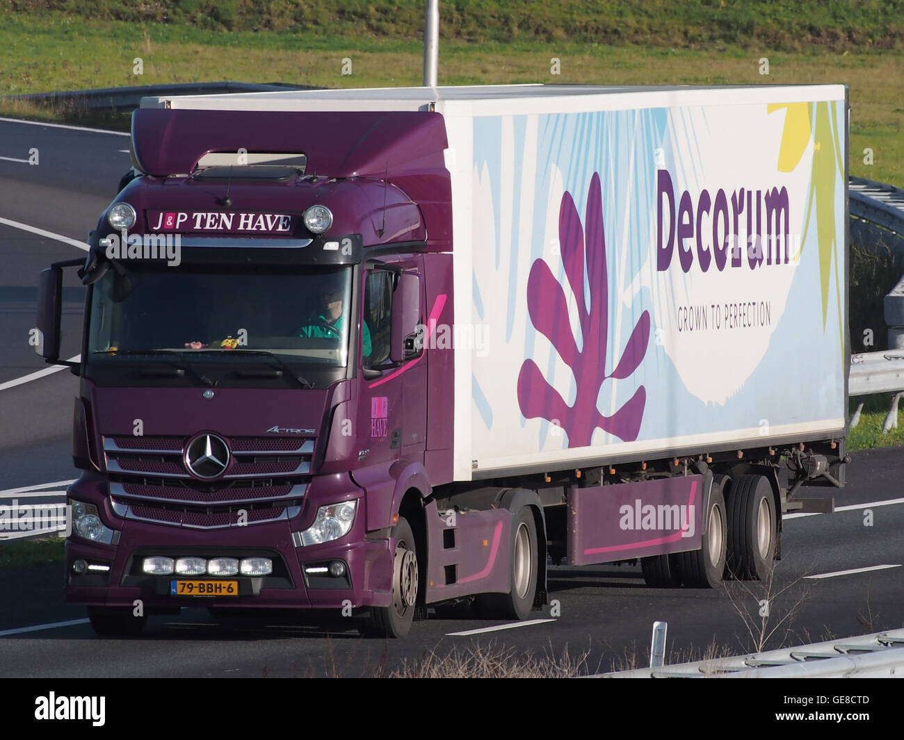 Un veicolo Mercedes Actros di J&P Ten ha, con il design Decorum. Questa immagine mette in evidenza il design e il marchio eleganti e moderni del veicolo, mostrando la durata e le prestazioni del veicolo commerciale. Foto Stock