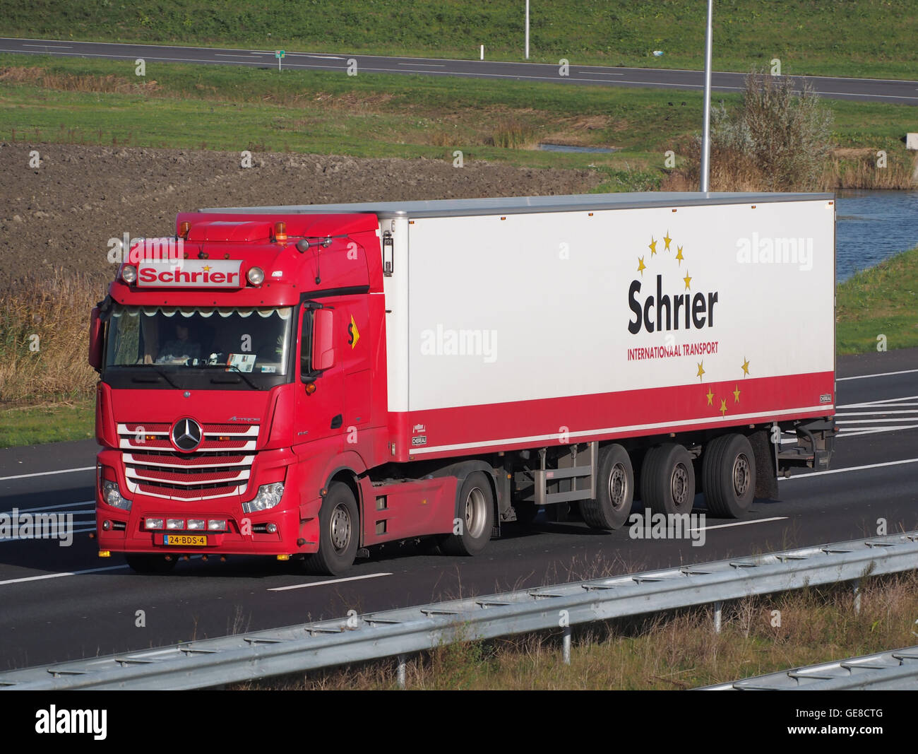 Una fotografia di un veicolo Mercedes Actros utilizzato da Schrier Internationaal Transport, che mostra il veicolo in un ambiente di logistica e trasporto. Il veicolo rappresenta la moderna tecnologia di trasporto per le spedizioni e le consegne internazionali. Foto Stock