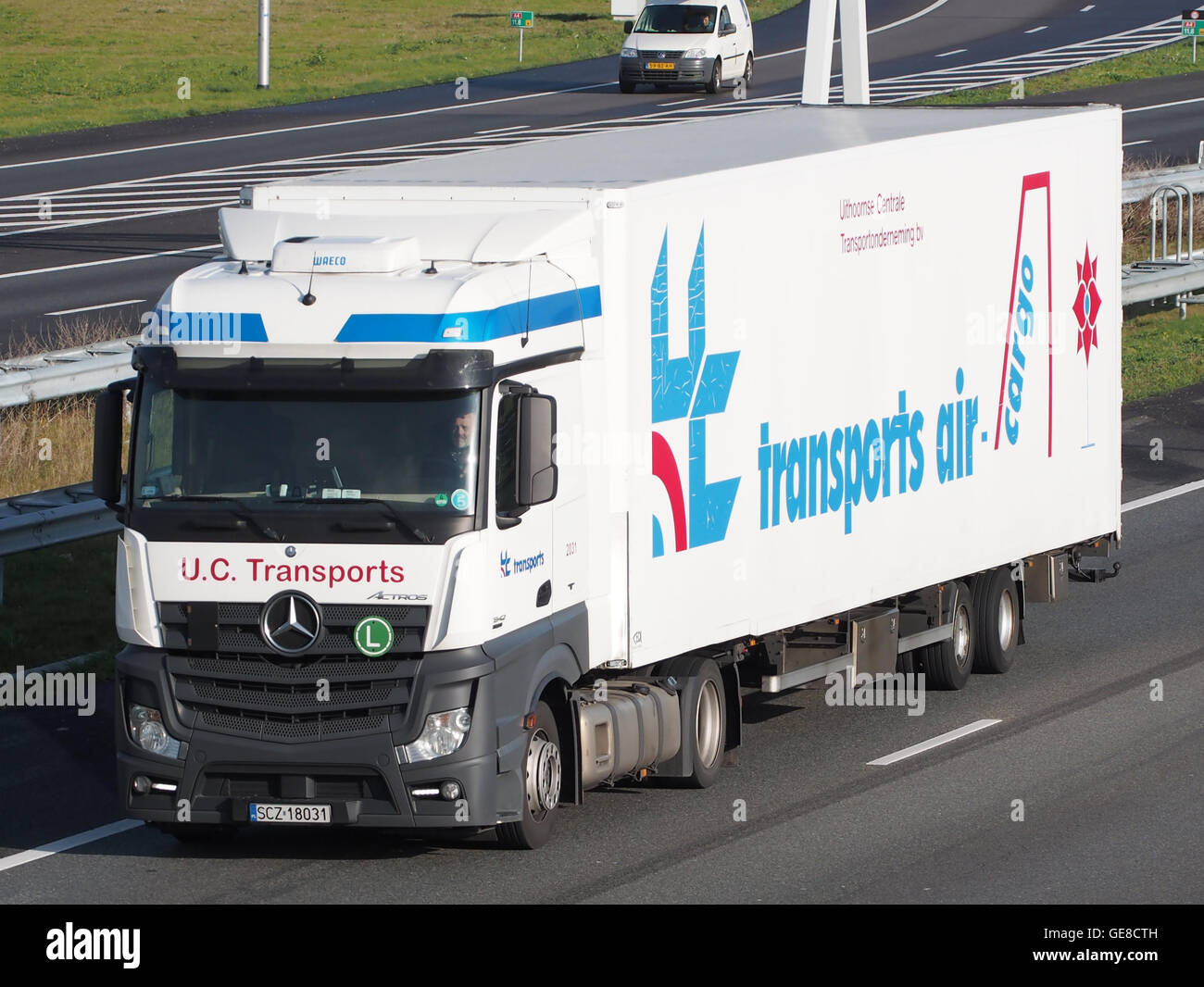 Un veicolo Mercedes Actros di UC Transports, noto per la sua affidabilità nel trasporto su lunghe distanze. Il veicolo è una risorsa chiave nella logistica moderna, progettata per garantire prestazioni ed efficienza elevate. Foto Stock