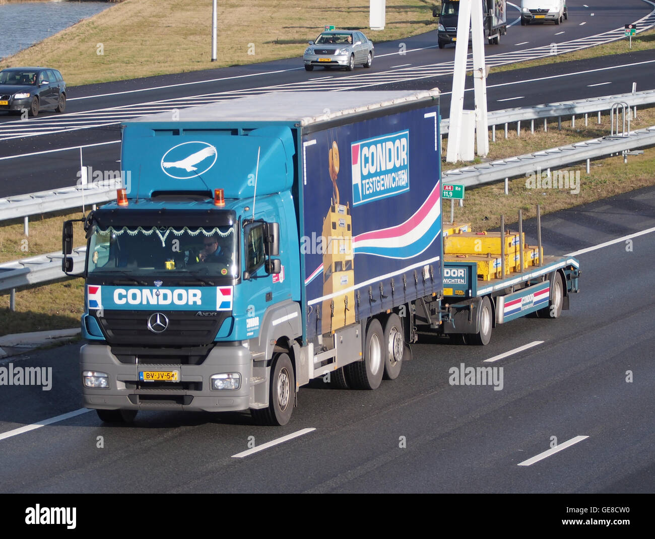 Mercedes Axor, un robusto veicolo commerciale, è testato con pesi di prova Condor per valutazioni delle prestazioni. I pesi di prova vengono utilizzati per valutare la manovrabilità e la stabilità del veicolo in condizioni di carico. Foto Stock