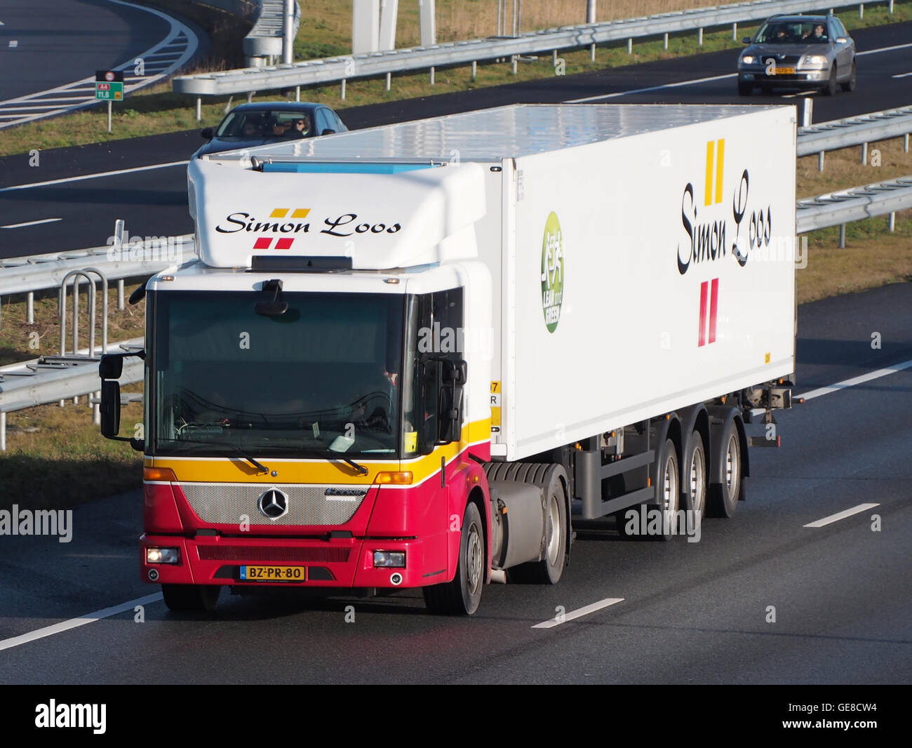 Il Mercedes Econic, mostrato nell'immagine, è un moderno veicolo low-entry progettato per l'uso urbano. In questa immagine, il veicolo è visto come parte della flotta Simon Loos, nota per le sue operazioni logistiche efficienti e sostenibili. Foto Stock