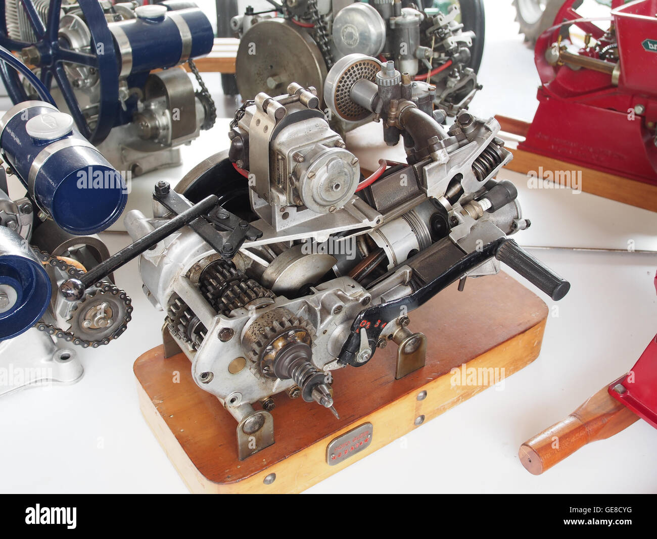 La Moto Guzzi GDA70, esposta nel Museo della Nostalgia e tecnica, è una motocicletta classica che rappresenta l'ingegneria italiana della metà del XX secolo. Mostra l'artigianalità e il design che hanno reso Moto Guzzi un marchio motociclistico di primo piano. Foto Stock