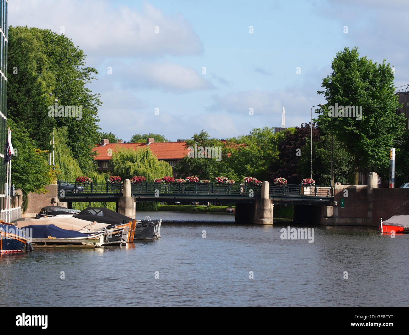 Mozartbrug (Ponte 405) è un ponte ben noto nella città di Vienna, chiamato così in onore del compositore Wolfgang Amadeus Mozart. Il ponte è un punto di riferimento notevole, che commemora i contributi di Mozart alla musica classica e la sua eredità a Vienna. Foto Stock