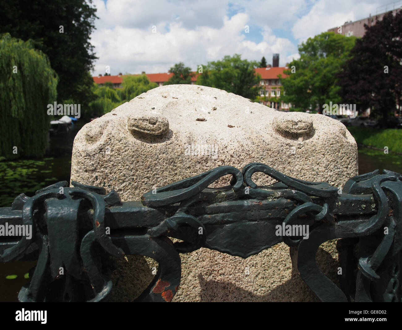 Il Mozartbrug (Ponte 405) è un punto di riferimento chiave a Vienna, che prende il nome dal compositore Wolfgang Amadeus Mozart. Il ponte si estende lungo il fiume Vienna ed è una parte importante della rete di trasporti della città, che riflette il suo significato storico e la connessione con il patrimonio culturale. Foto Stock