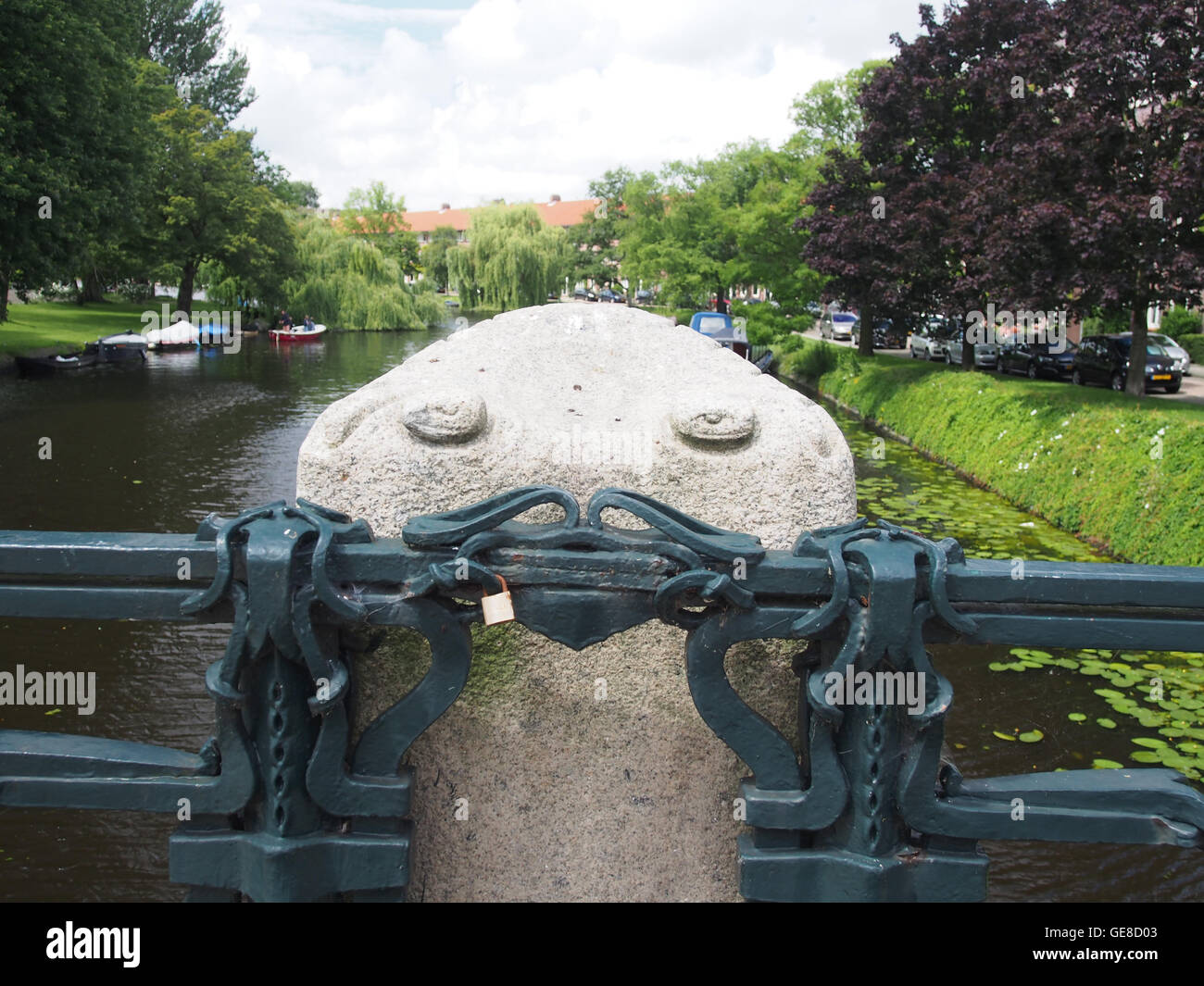 Una fotografia di Mozartbrug (Ponte 405), situata in Austria. L'immagine cattura l'iconica struttura conosciuta per il suo significato storico, che prende il nome dal compositore Wolfgang Amadeus Mozart. Foto Stock
