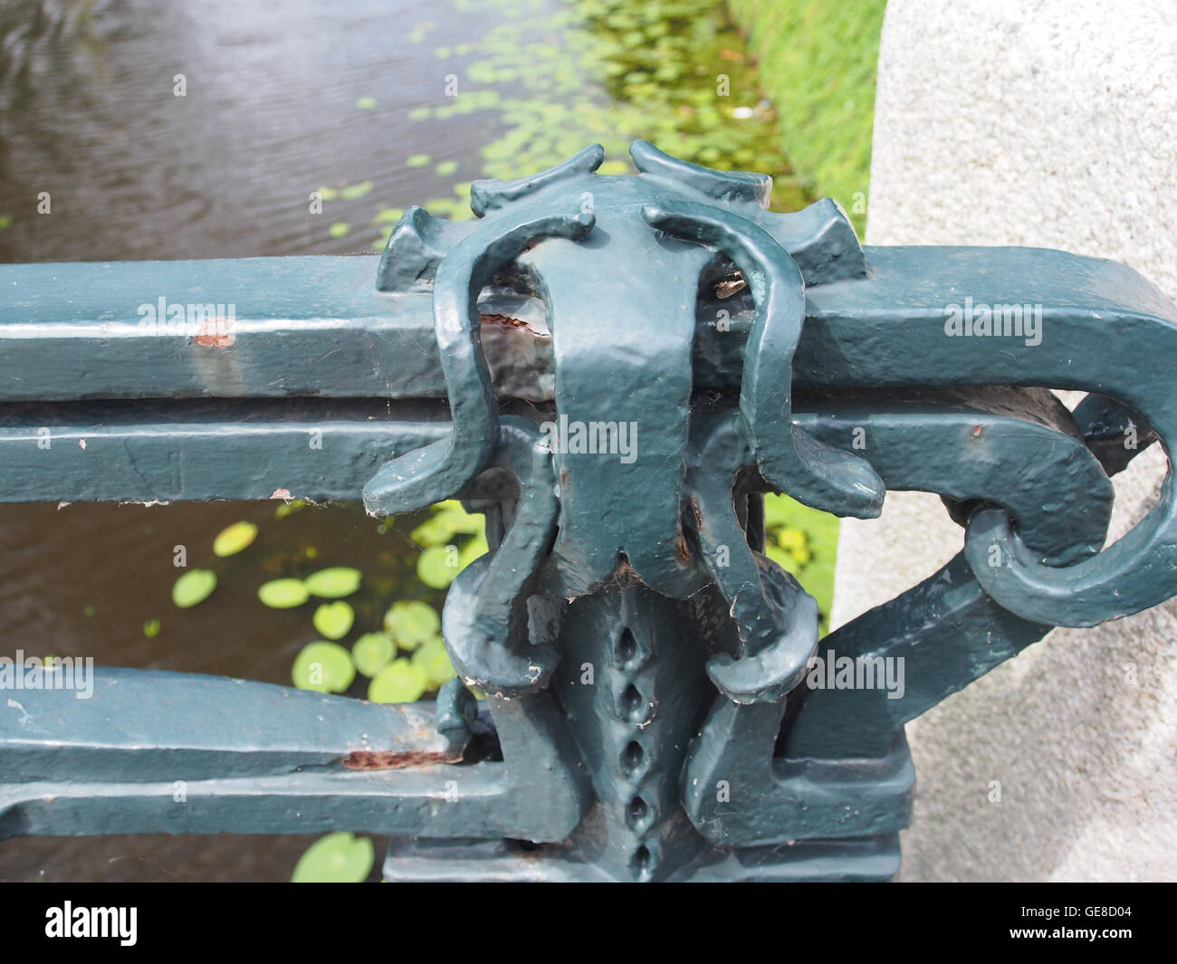 Il Mozartbrug (Ponte 405) è una struttura prominente, che prende il nome dal compositore Wolfgang Amadeus Mozart, situata in un'area panoramica. Il ponte rappresenta sia un pezzo di infrastruttura che un tributo all'eredità del compositore. Foto Stock