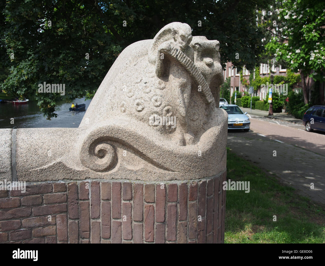 Mozartbrug (Ponte 405) è un punto di riferimento ben noto a Vienna, in Austria, che prende il nome dal famoso compositore Wolfgang Amadeus Mozart. Il ponte attraversa il canale ed è una struttura notevole nel paesaggio architettonico della città. Foto Stock