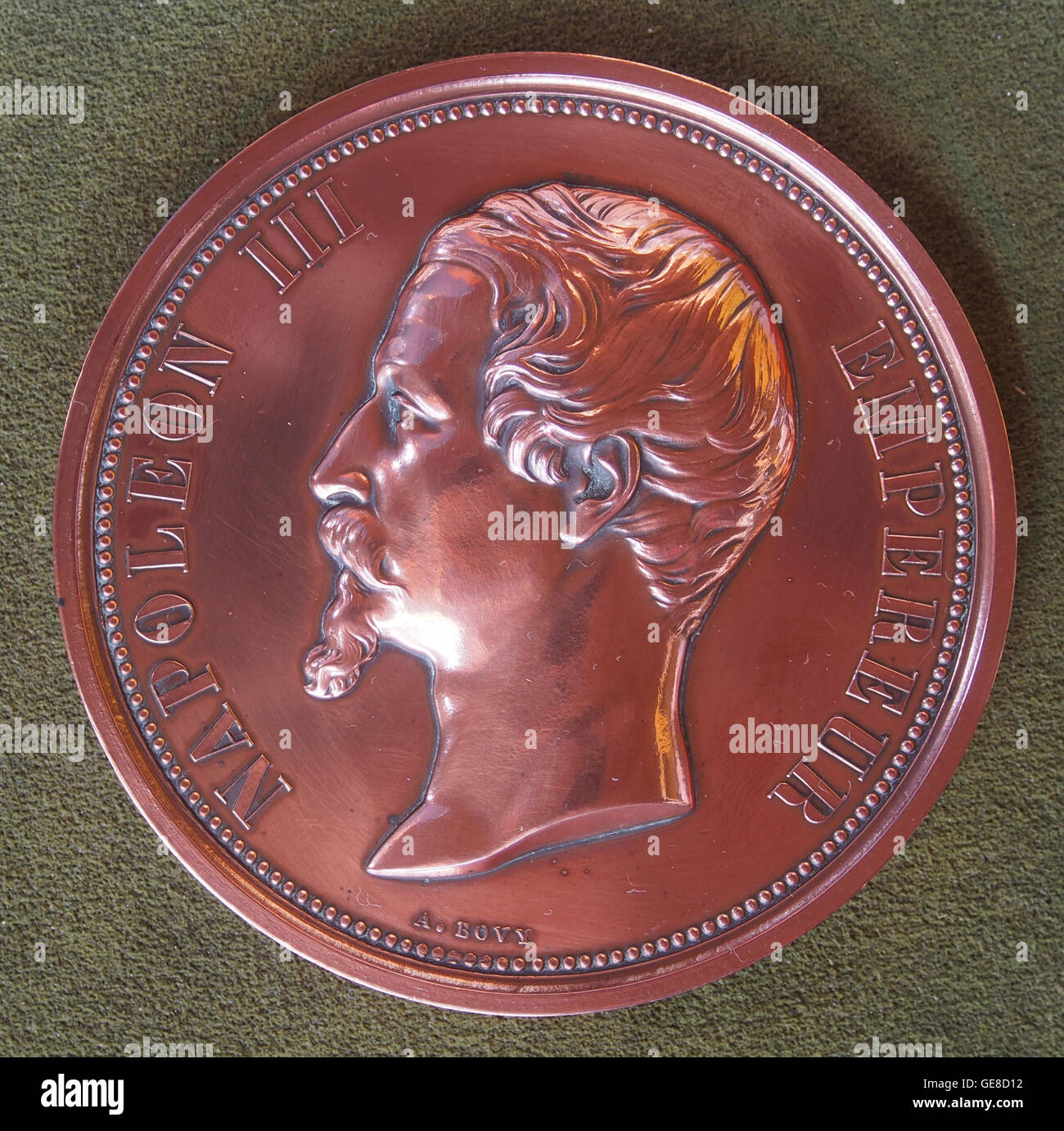Questa moneta commemora Napoleone III, imperatore dei francesi dal 1852 al 1870. Il suo regno segnò significativi cambiamenti politici e sociali in Francia, tra cui la modernizzazione delle infrastrutture e la creazione del secondo Impero francese. Foto Stock