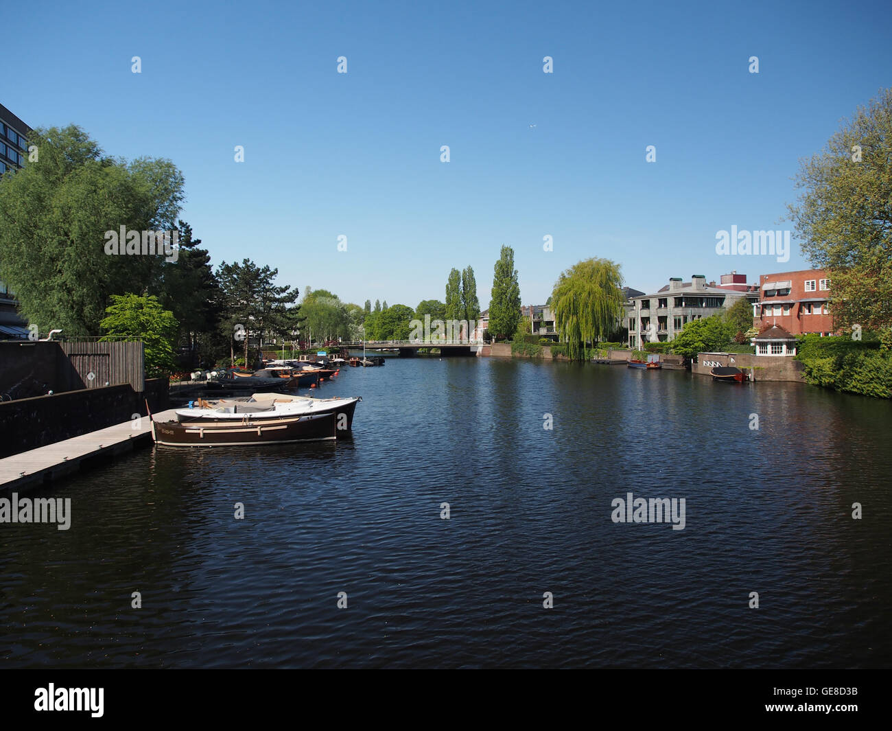 Questa fotografia cattura una vista del Noorder Amstelkanaal di Amsterdam dal ponte n. 408, guardando verso Viottastraat e l'Hilton Hotel. L'immagine mette in risalto l'ambiente panoramico sul canale, tipico dei famosi corsi d'acqua di Amsterdam. Foto Stock