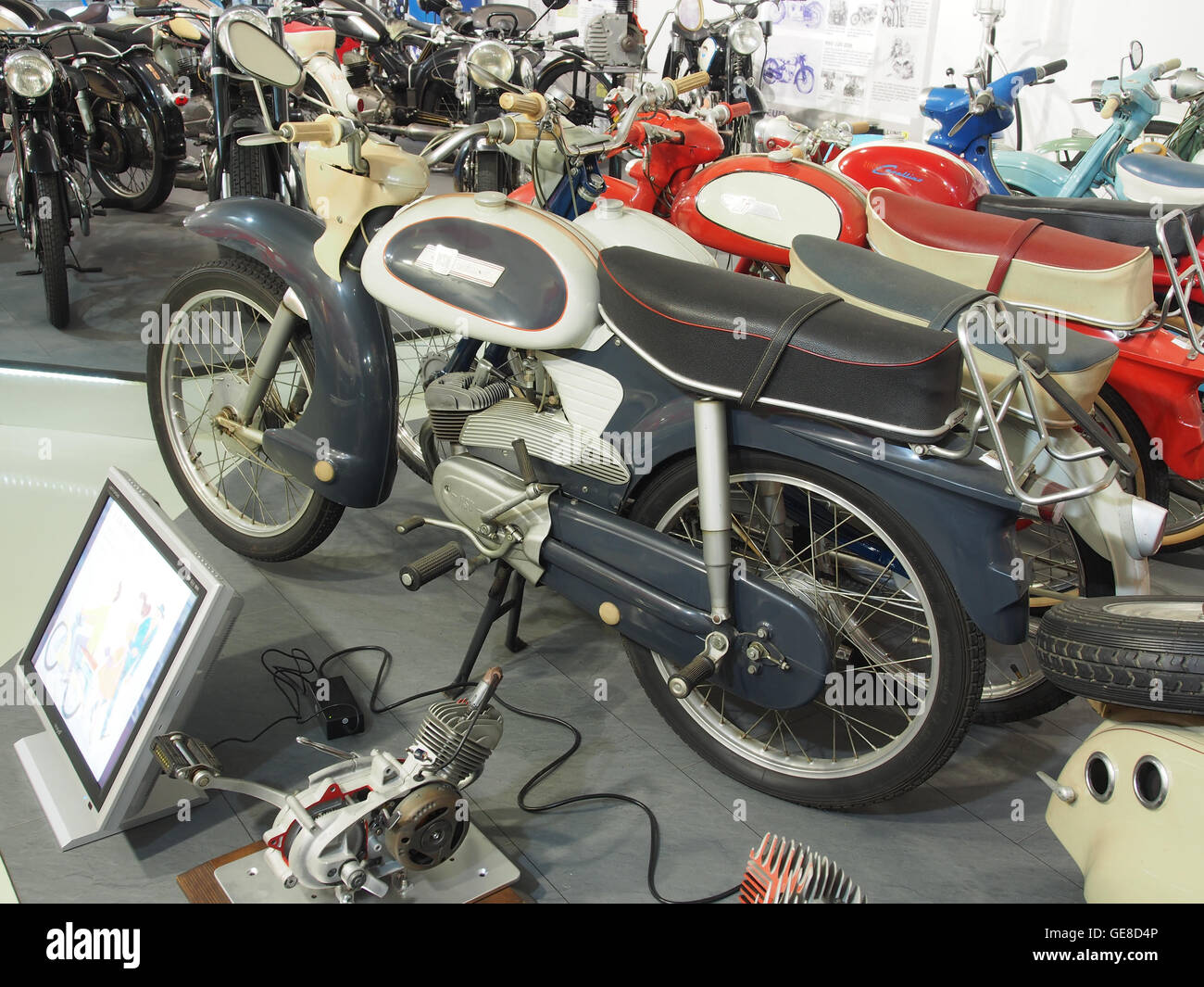 La NSU Quick 50 Motorrad, una moto popolare della metà del XX secolo, è catturata in questa immagine storica, che rappresenta l'ingegneria tedesca e la cultura motociclistica della metà del secolo. Foto Stock