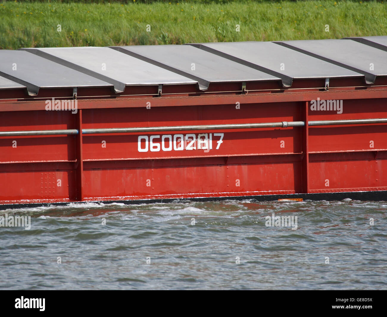 La nave Oggy, costruita nel 1954, si vede navigare nella Amsterdam-Rijnkanaal nei Paesi Bassi. La nave è identificata dal suo numero di nave europeo (ENI) 06002817. Questa immagine cattura l'imbarcazione in transito lungo la trafficata via d'acqua, un percorso chiave per la navigazione interna in Europa. Foto Stock