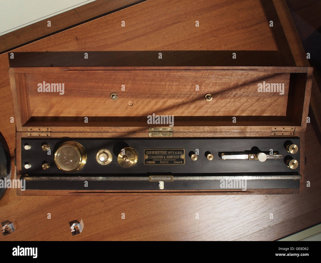 Questa immagine mostra un Ohmmètre, uno strumento di misurazione elettrico progettato dall'azienda francese Chauvin & Arnoux. Il dispositivo viene utilizzato per misurare la resistenza elettrica, evidenziando il contributo dell'azienda agli strumenti di progettazione elettrica e test. Foto Stock