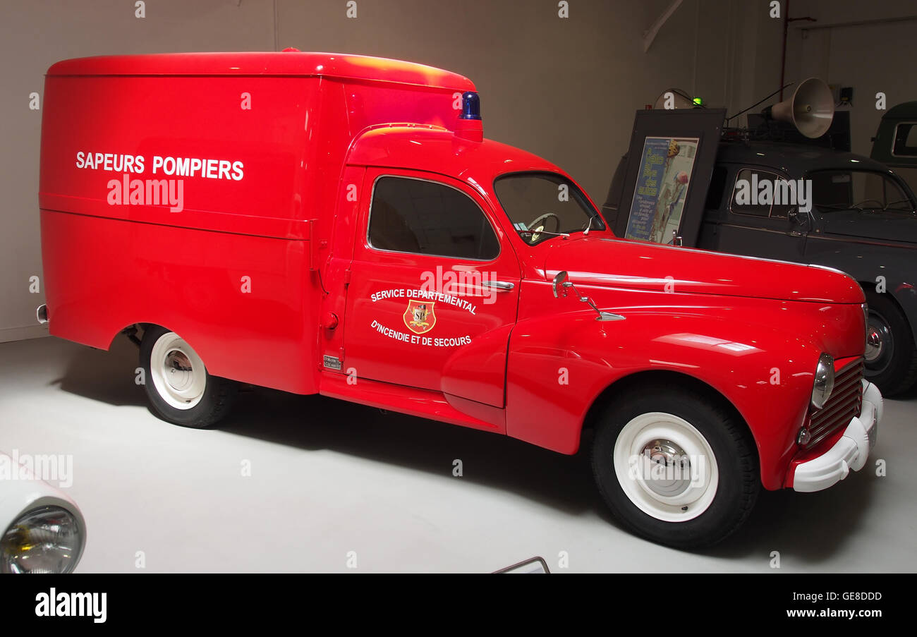 Questa fotografia mostra una Peugeot 203 U8, un modello usato dai Sapeurs Pompiers, i vigili del fuoco francesi. Il veicolo d'epoca è un ottimo esempio di design automobilistico della metà del XX secolo, in particolare nei servizi di emergenza. Foto Stock