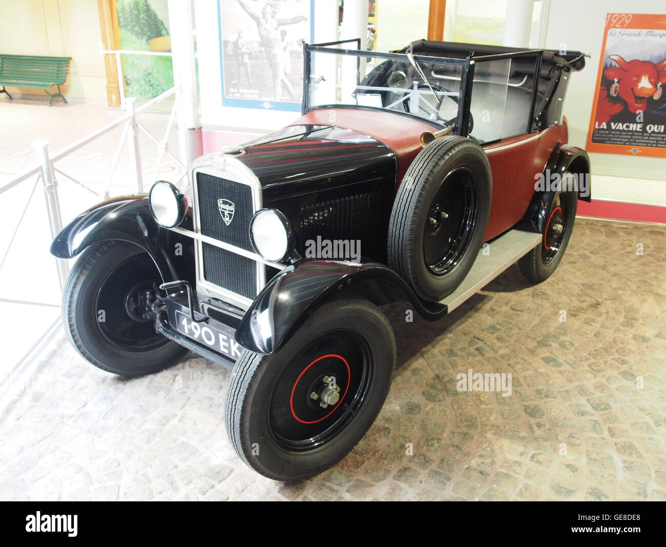 La Peugeot 5CV è un modello di auto d'epoca, noto per il suo design elegante e il suo significato storico nella storia dell'automobile. Un veicolo d'epoca dei primi anni di Peugeot, mostra l'impegno del marchio per la qualità e le prestazioni all'inizio del XX secolo. Foto Stock