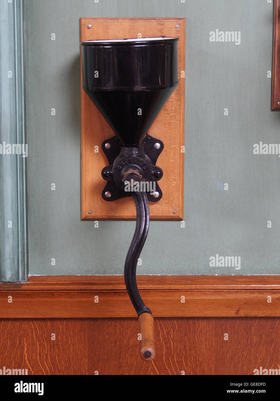 Una fotografia di una Peugeot Moulin, che mostra il suo design e le sue caratteristiche. L'immagine cattura l'iconico prodotto nella sua forma dettagliata, evidenziando l'ingegneria e la maestria artigianale dietro il marchio Peugeot. Foto Stock