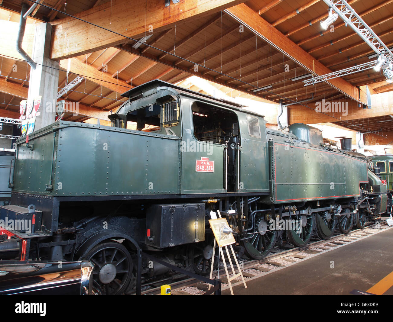 "PLM 242 AT672496" si riferisce a un artefatto o a un oggetto storico associato al passato, spesso rappresentativo di epoche passate o di eventi storici significativi. L'oggetto cattura un momento nel tempo, riflettendo la sua importanza culturale e storica. Foto Stock