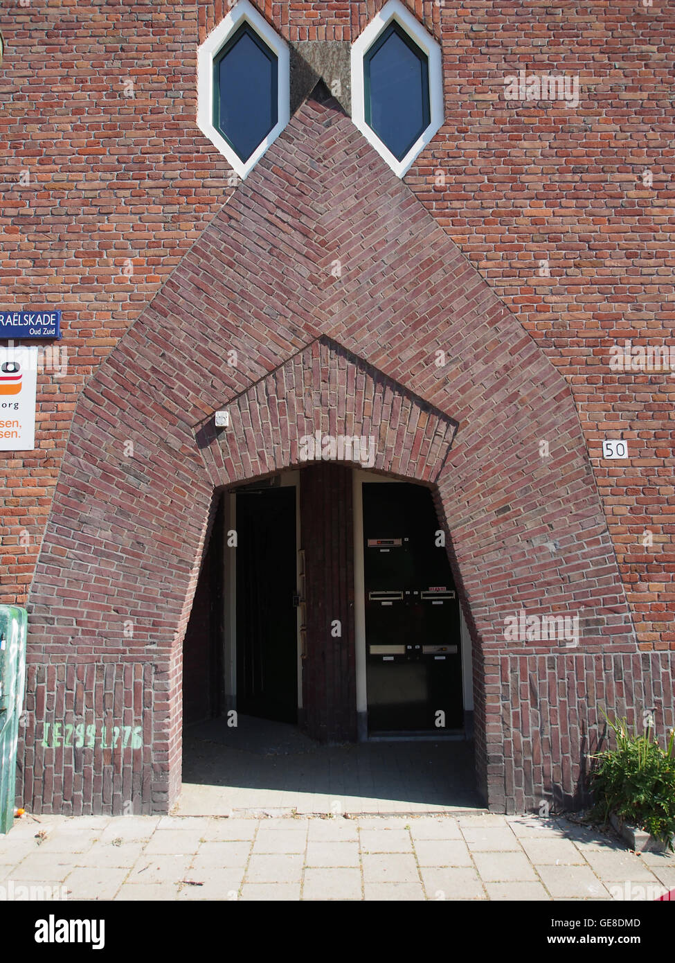 Questo articolo, identificato come "Portiek Jozef IsraC3ABlskade", mostra una scatola da tè Van nelle Assam, un pezzo da collezione dei primi tempi del marchio, che riflette la sua importanza storica nella cultura olandese del tè e nel design del packaging. Foto Stock