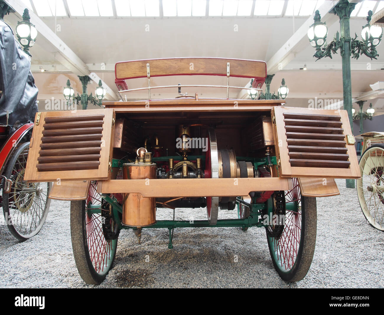Questa fotografia mostra una Benz Dogcart, una delle prime automobili della fine del XIX secolo. Il veicolo, un primo esempio di innovazione automobilistica, è una carrozza a due ruote collegata a un motore, che mostra il passaggio dai carri trainati da cavalli ai veicoli a motore. Foto Stock