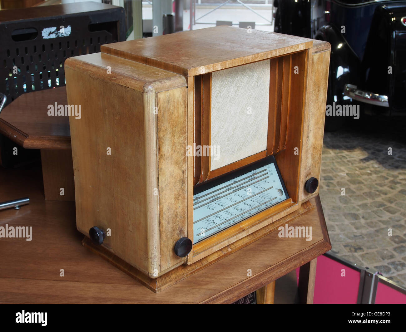 Questa immagine raffigura un ricevitore radio Peugeot, parte di una collezione museale che mostra elettronica d'epoca. Il design e la cura artigianale del dispositivo riflettono l'innovazione industriale della Francia dei primi anni del XX secolo. Foto Stock