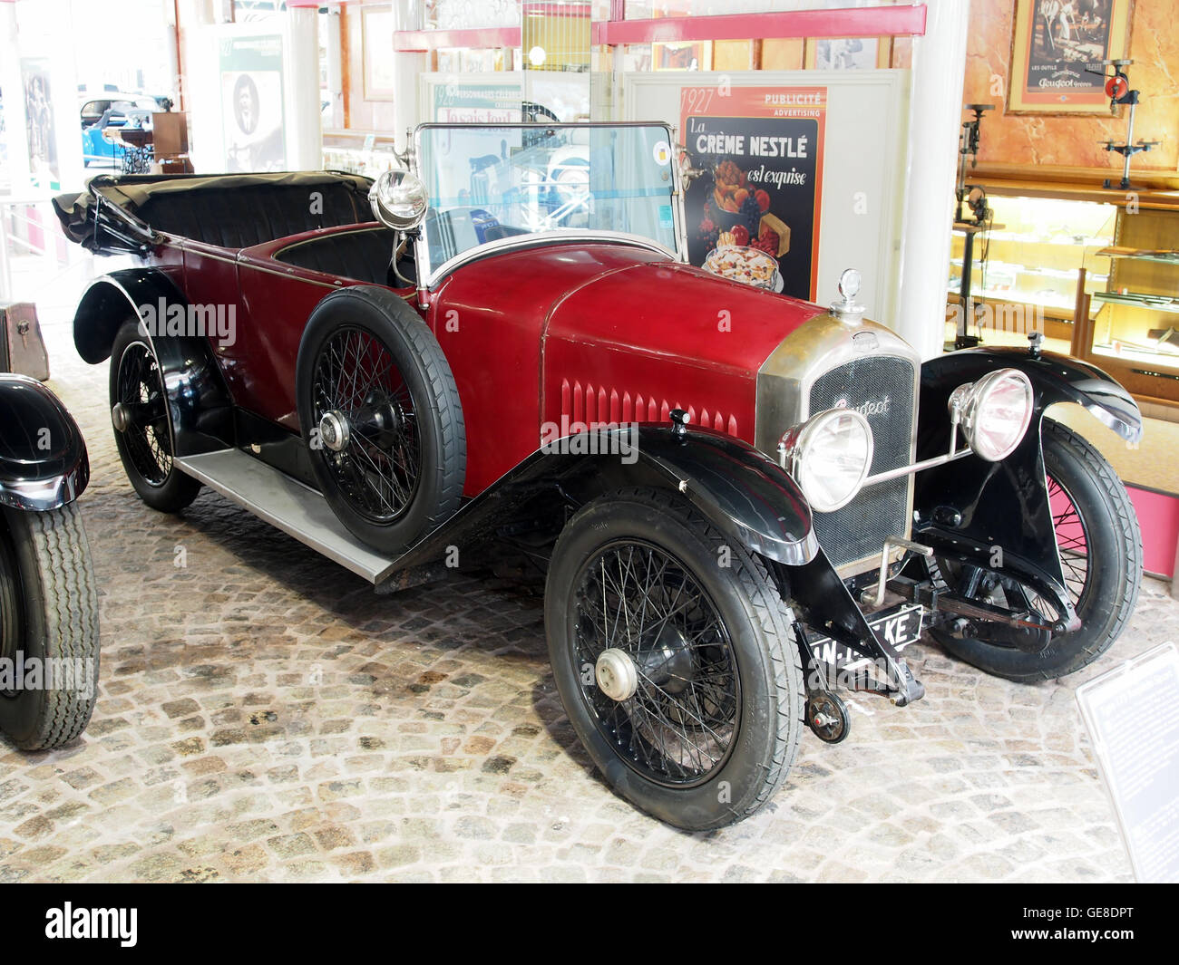 La Red Peugeot esposta all'Aventure Peugeot Museum mostra il design iconico e la storia automobilistica del marchio Peugeot. Il veicolo è un ottimo esempio dell'innovazione e della cura artigianale che caratterizzano l'eredità di Peugeot nel settore automobilistico. Foto Stock