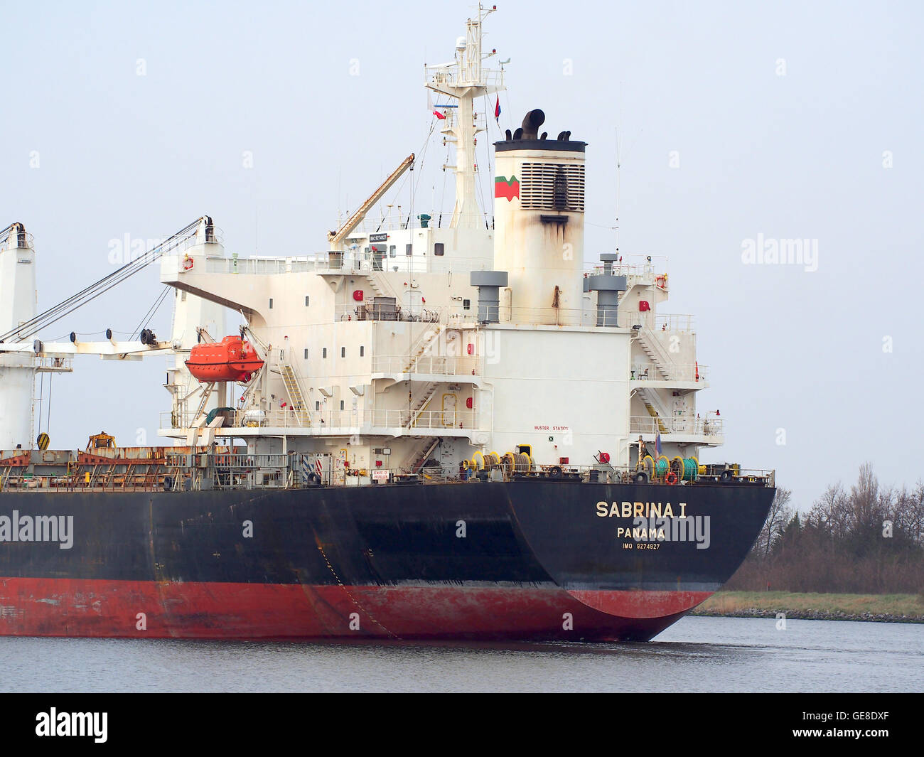 La Sabrina i, una nave costruita nel 2005, si vede navigare nel Noordzeekanaal vicino al porto di Amsterdam. L'immagine cattura la nave in transito, mostrando la moderna logistica delle spedizioni e il trasporto marittimo. Foto Stock