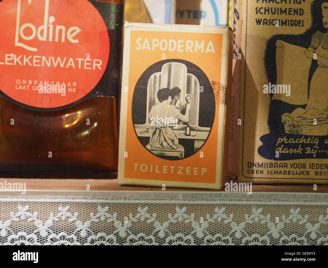 Sapoderma Toiletzeep è un marchio storico di sapone. Conosciuto per le sue qualità medicinali, era popolare nel XX secolo, in particolare in Europa. È stato commercializzato per la sua capacità di purificare e idratare la pelle. Foto Stock