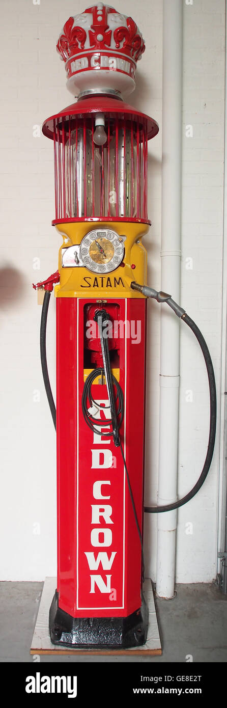 Il "Satam Red Crown Petrolpump" è un'immagine iconica della cultura americana delle stazioni di servizio della metà del XX secolo. Questo pezzo vintage cattura il design di un distributore di benzina a corona rossa, simboleggiando l'influenza dell'epoca sulla pubblicità del carburante. Foto Stock