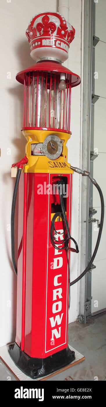 La pompa di benzina Satam Red Crown è un distributore di benzina vintage che presenta un design dei primi anni del XX secolo. L'estetica della pompa presenta il caratteristico logo Red Crown, che faceva parte del marchio iconico della società di benzina Red Crown, popolare a metà degli anni '1900 Questo articolo serve come promemoria della pubblicità storica e dell'evoluzione delle apparecchiature di distribuzione del carburante. Foto Stock
