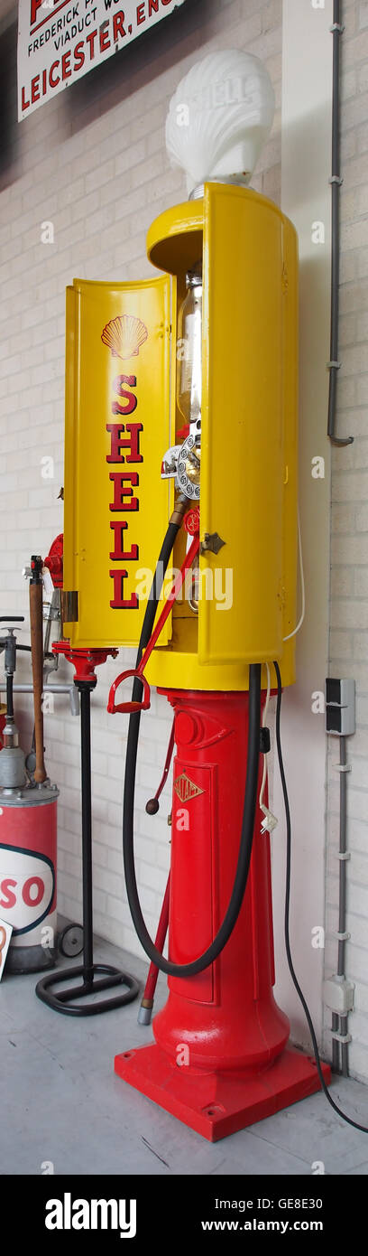 L'immagine "SATAM SuperShell benzinepomp" mostra una pompa carburante vintage, che rappresenta l'epoca della metà del XX secolo della storia automobilistica. Questa pompa simboleggia la transizione ai moderni sistemi di alimentazione e la crescita dell'industria automobilistica. Foto Stock