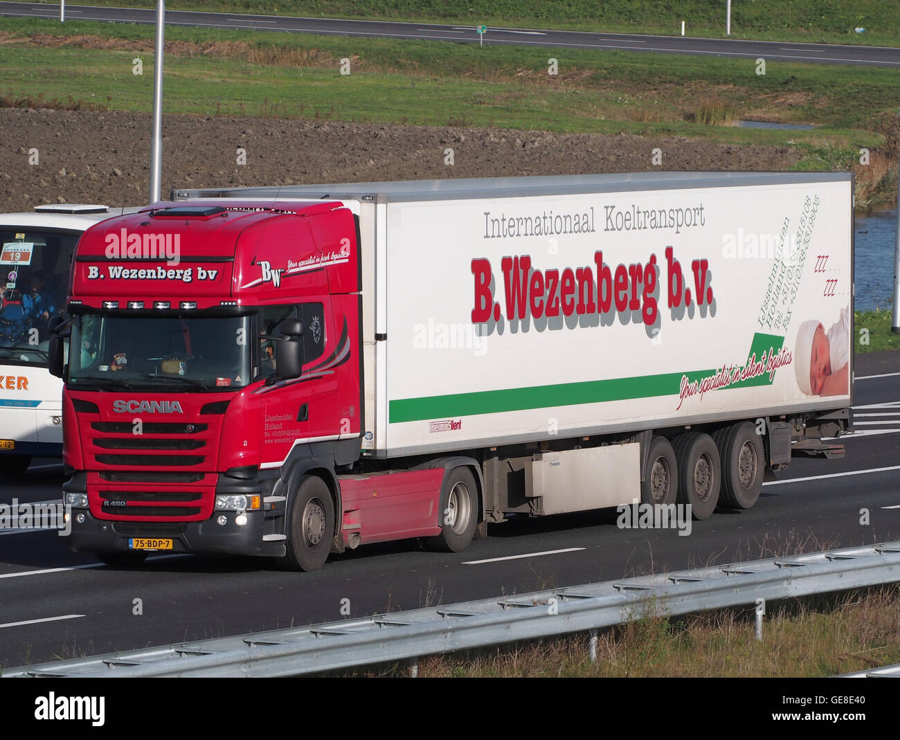 Scania R450 di B Wezenberg BV è un moderno veicolo per impieghi gravosi noto per le sue prestazioni e affidabilità. Il modello R450 viene utilizzato principalmente nella logistica e nei trasporti, offrendo efficienza per i viaggi a lunga percorrenza. Foto Stock