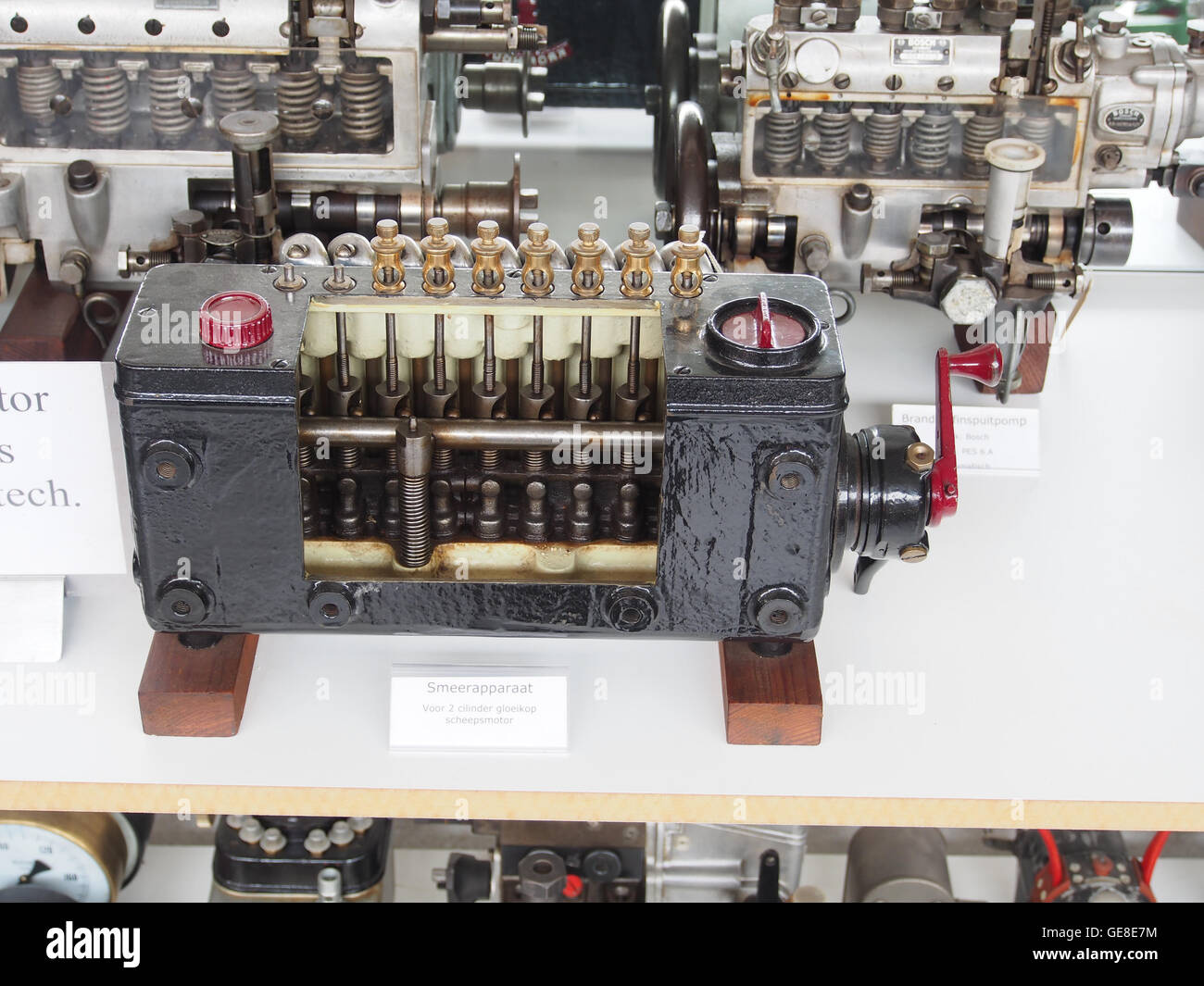Questo dispositivo di lubrificazione per un motore per navi a bulbo caldo a due cilindri è esposto al Museo della Nostalgia e della tecnologia. Mostra le prime tecniche di ingegneria marina utilizzate nella propulsione navale tradizionale. Foto Stock
