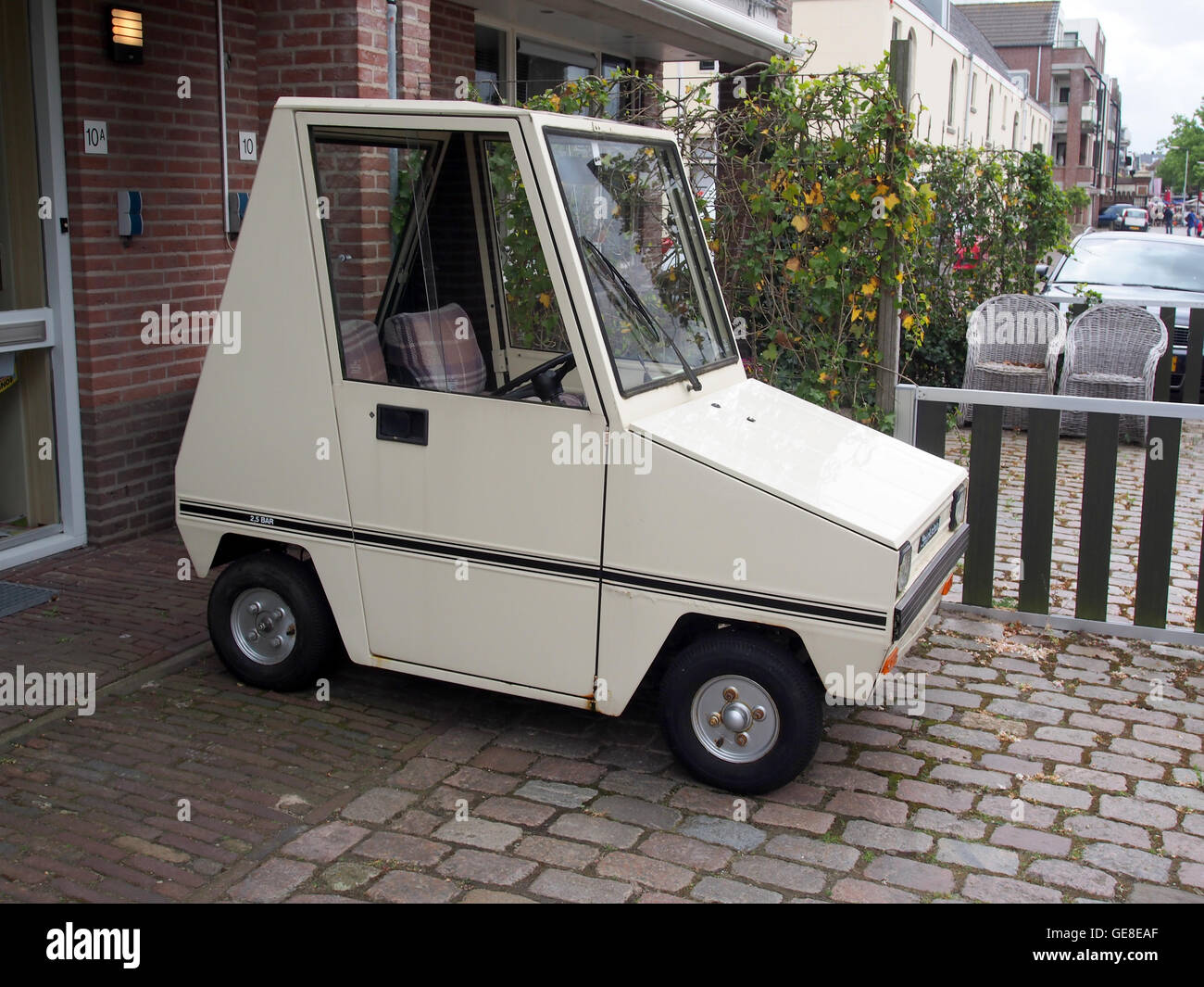 Questa fotografia, *Spijkstaal foto 1130*, fornisce una registrazione visiva del passato, catturando momenti storici attraverso l'obiettivo della fotocamera. L'immagine riflette il contesto culturale e storico dell'epoca in cui è stata scattata. Foto Stock