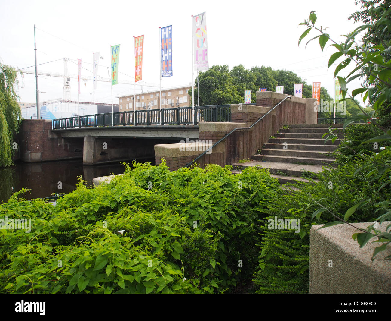 Stadionbrug (Ponte 413) è una struttura significativa nella città di Rotterdam. Il ponte, una parte importante delle infrastrutture della città, funge da punto di transito fondamentale per veicoli e pedoni. Foto Stock
