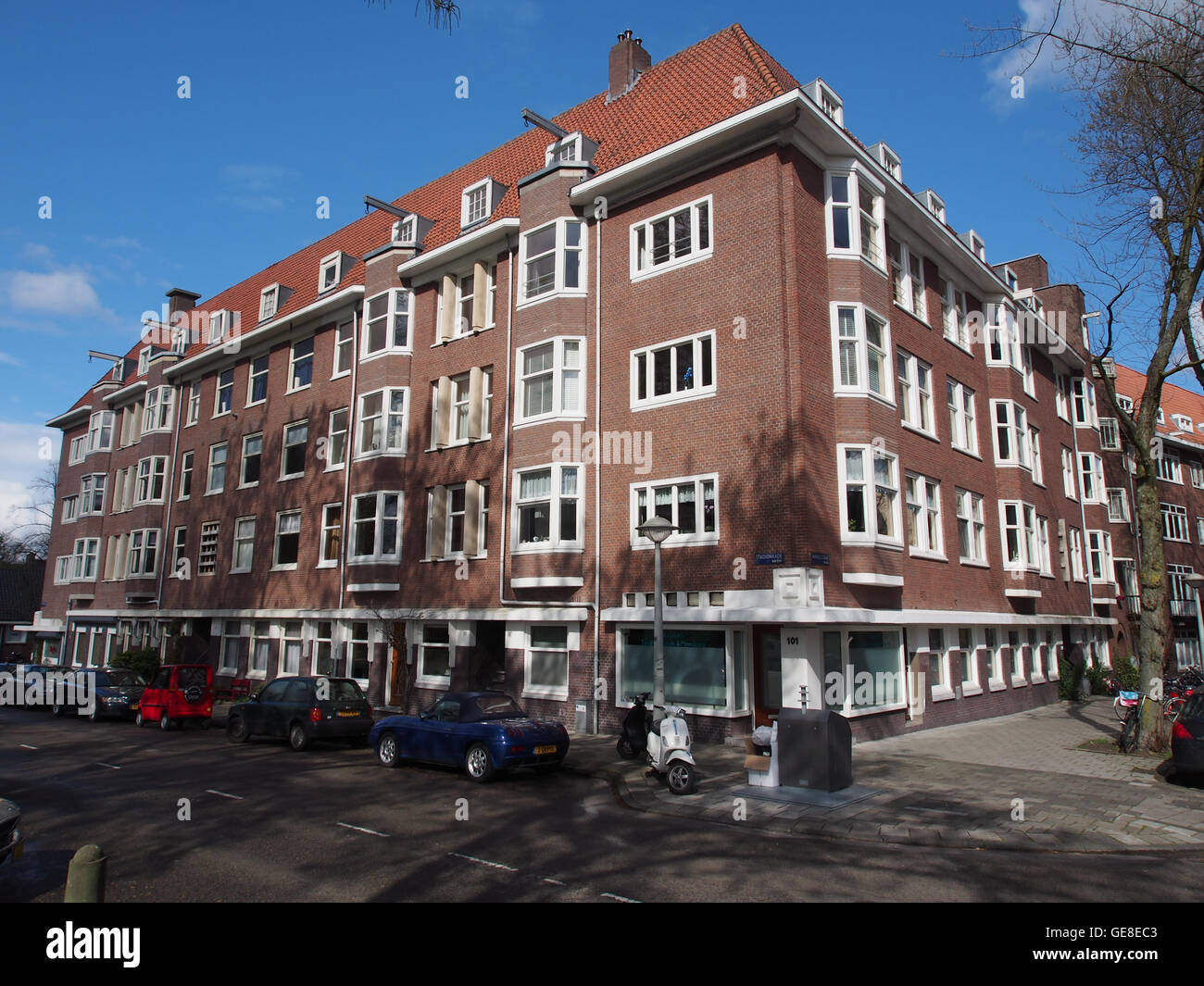 Lo Stadionkade 102 en Hoger è un indirizzo storico situato nella parte occidentale di Amsterdam. L'area è conosciuta per il suo patrimonio architettonico, che ospita edifici di rilievo e offre uno scorcio sulla ricca storia e lo sviluppo urbano di Amsterdam. Foto Stock