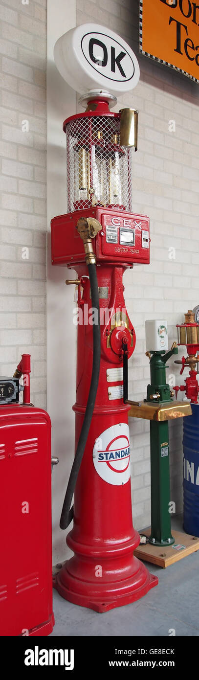 Una fotografia tecnica di un Benziepomp OK GEX standard, che mette in evidenza i dettagli intricati di questa apparecchiatura d'epoca. L'immagine mostra il design e la funzionalità della pompa in un ambiente industriale. Foto Stock