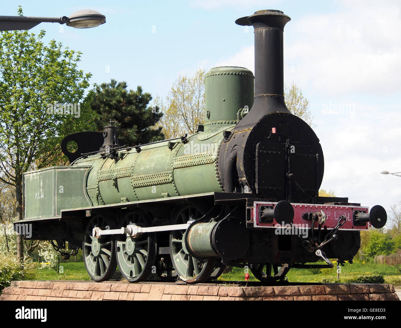 Questa fotografia cattura la locomotiva a vapore Bourbonnais, parte del sistema ferroviario PLM (Paris-Lyon-Méditerranée), posizionata presso il museo Cit du Train. La locomotiva rappresenta il viaggio ferroviario in Francia all'inizio del XX secolo. Foto Stock