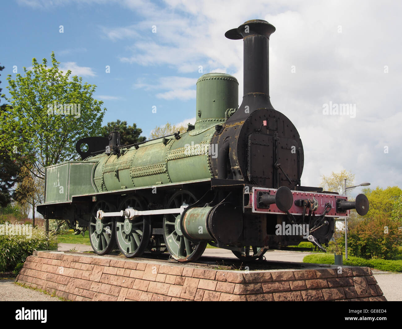 Questa foto mostra la locomotiva a vapore Bourbonnais, un tempo parte della compagnia ferroviaria PLM (Paris-Lyon-Méditerranée), presso la Cit du Train in Francia. La locomotiva è un pezzo significativo della storia ferroviaria, che illustra la tecnologia dei motori a vapore dei primi anni del XX secolo. Foto Stock