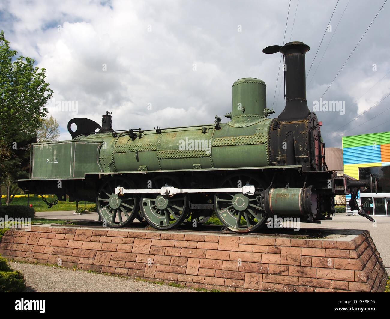 La locomotiva a vapore Bourbonnais, un treno storico della PLM (ferrovia Parigi-Lione-Méditerranée), è esposta presso il museo Citadelle du Train. Questa locomotiva rappresenta il progresso nella tecnologia dei trasporti durante l'era industriale. Foto Stock