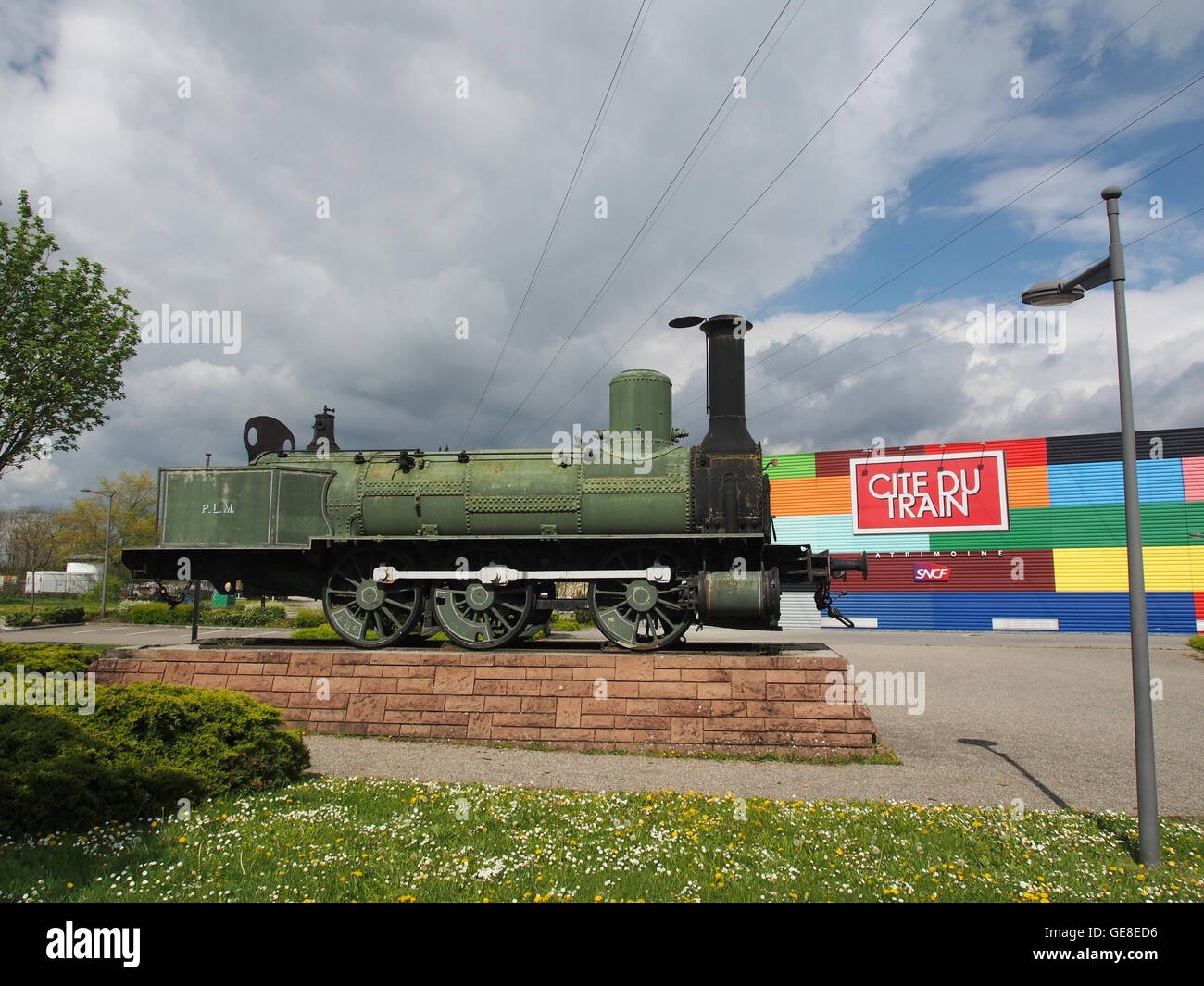 Questa fotografia cattura la storica locomotiva a vapore Bourbonnais della ferrovia PLM (Parigi-Lyon-Méditerranée), esposta alla Citadelle du Train. La locomotiva rappresenta le meraviglie ingegneristiche della fine del XIX secolo. Foto Stock