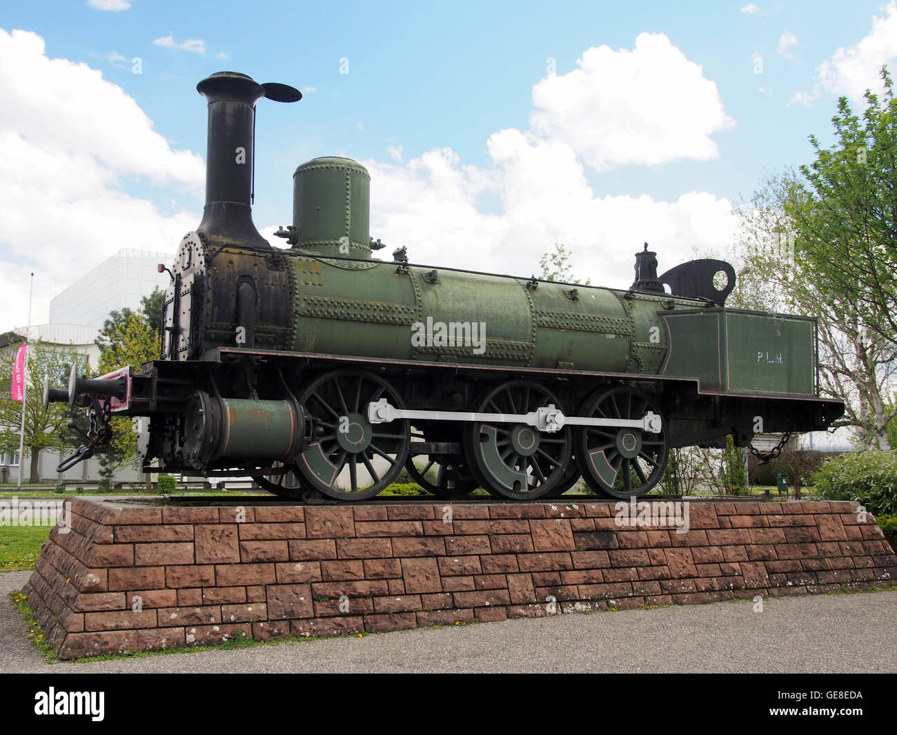 La locomotiva a vapore Bourbonnais, parte della rete ferroviaria PLM (Parigi-Lione-Méditerranée), è fotografata al Cit du Train, un museo ferroviario francese. Questa locomotiva rappresenta i risultati tecnici del tardo XIX secolo nel trasporto ferroviario a vapore. Foto Stock