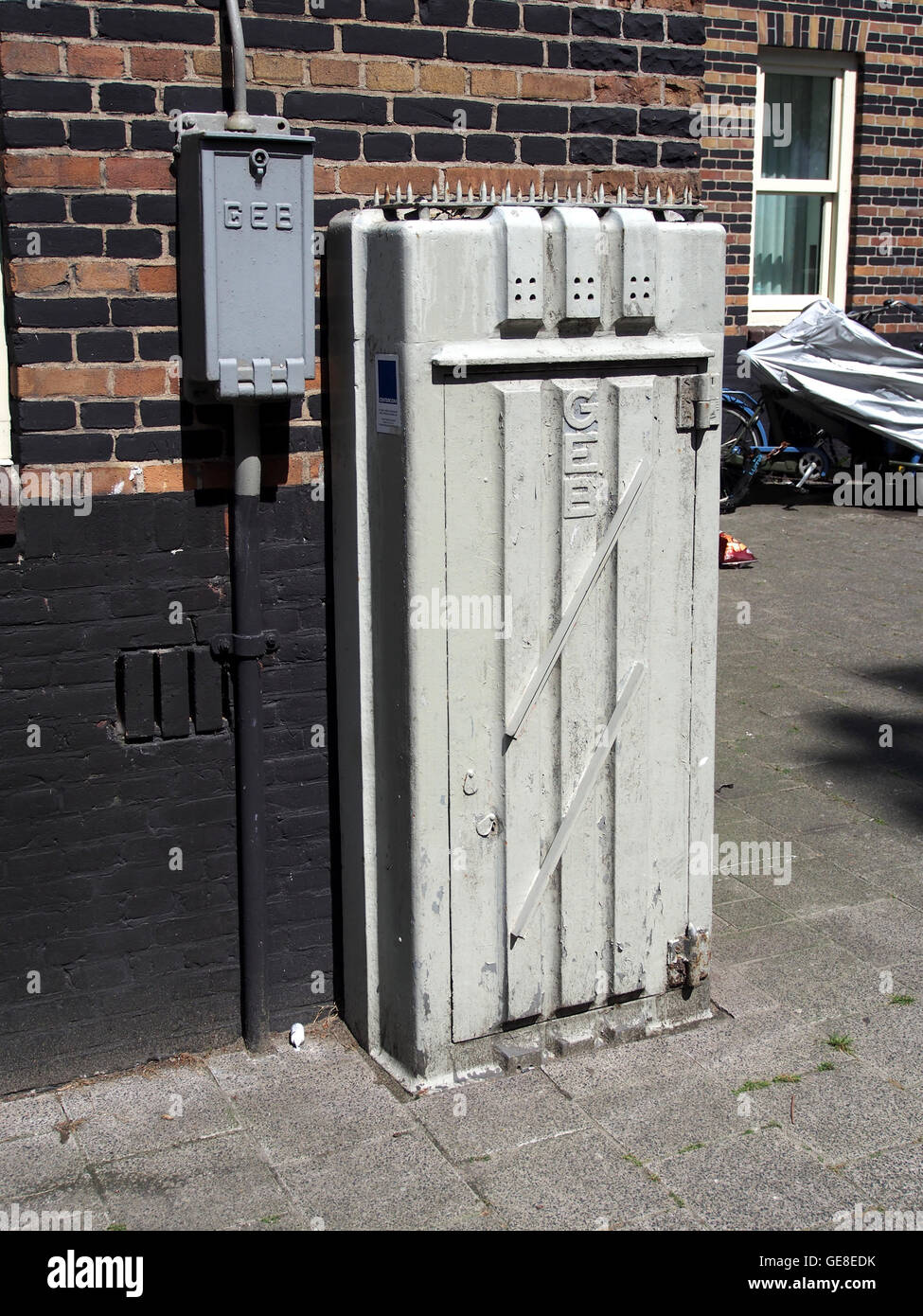 Gli Stroomverdeelkasten, o armadi di distribuzione elettrica, situati a Hembrugstraat, rappresentano un aspetto critico dell'infrastruttura elettrica nelle aree industriali. Questi armadietti fanno parte di una rete dei primi anni del XX secolo progettata per gestire e distribuire elettricità nei Paesi Bassi. Foto Stock