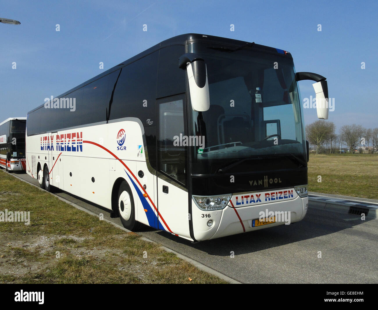 Questa immagine mostra un autobus Van Hool, parte della flotta Litax Reizen, noto per il suo comfort e l'affidabilità nel trasporto passeggeri. Van Hool è un produttore belga rinomato per la sua ingegneria avanzata e il design moderno nella costruzione di carrozze. Foto Stock