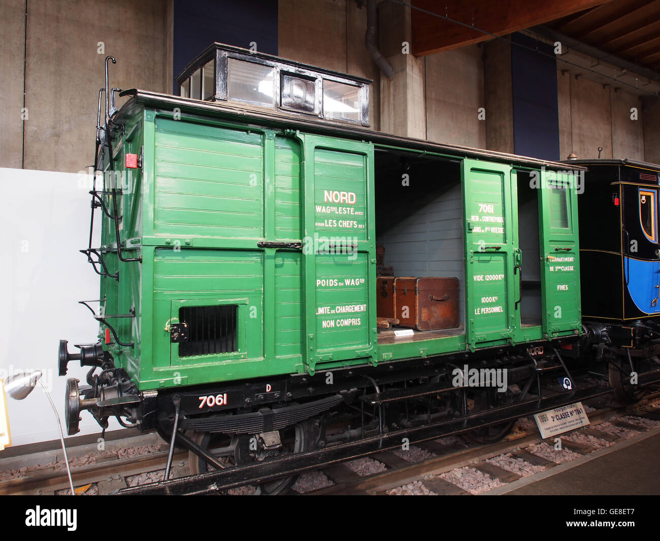 Il "Wagon Nord 7061162965" è una rappresentazione artistica di un tradizionale carro trainato da cavalli. Questo pezzo cattura l'essenza storica del trasporto nelle regioni rurali, mettendo in evidenza il design e la funzionalità del carro nella vita del XIX secolo. L'opera mostra il suo carattere rustico e il ruolo che ha svolto nei primi sistemi di trasporto. Foto Stock