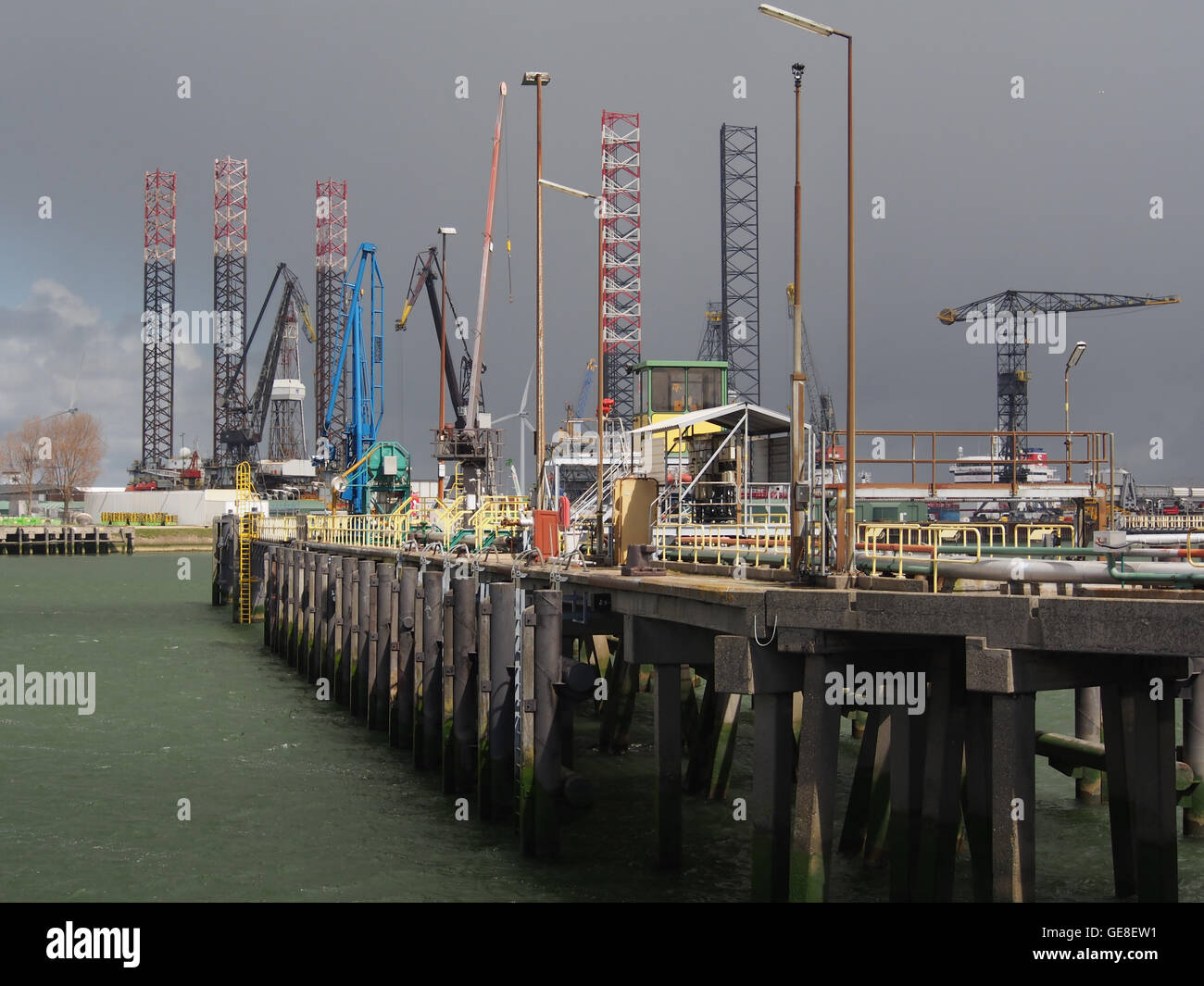 Il Welplaathaven, situato nel porto di Rotterdam, funge da bacino cruciale per le navi da carico e le operazioni marittime. È uno dei terminali chiave della vasta rete portuale di Rotterdam, uno dei porti più trafficati d’Europa. Foto Stock