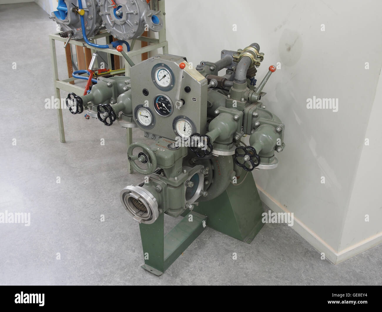 Una pompa per estintori a marchio Ziegler, progettata per la soppressione degli incendi, che mostra la maestria artigianale dell'azienda e i contributi storici alla tecnologia per la sicurezza antincendio. Questa pompa fa parte della tradizione delle prime apparecchiature antincendio. Foto Stock