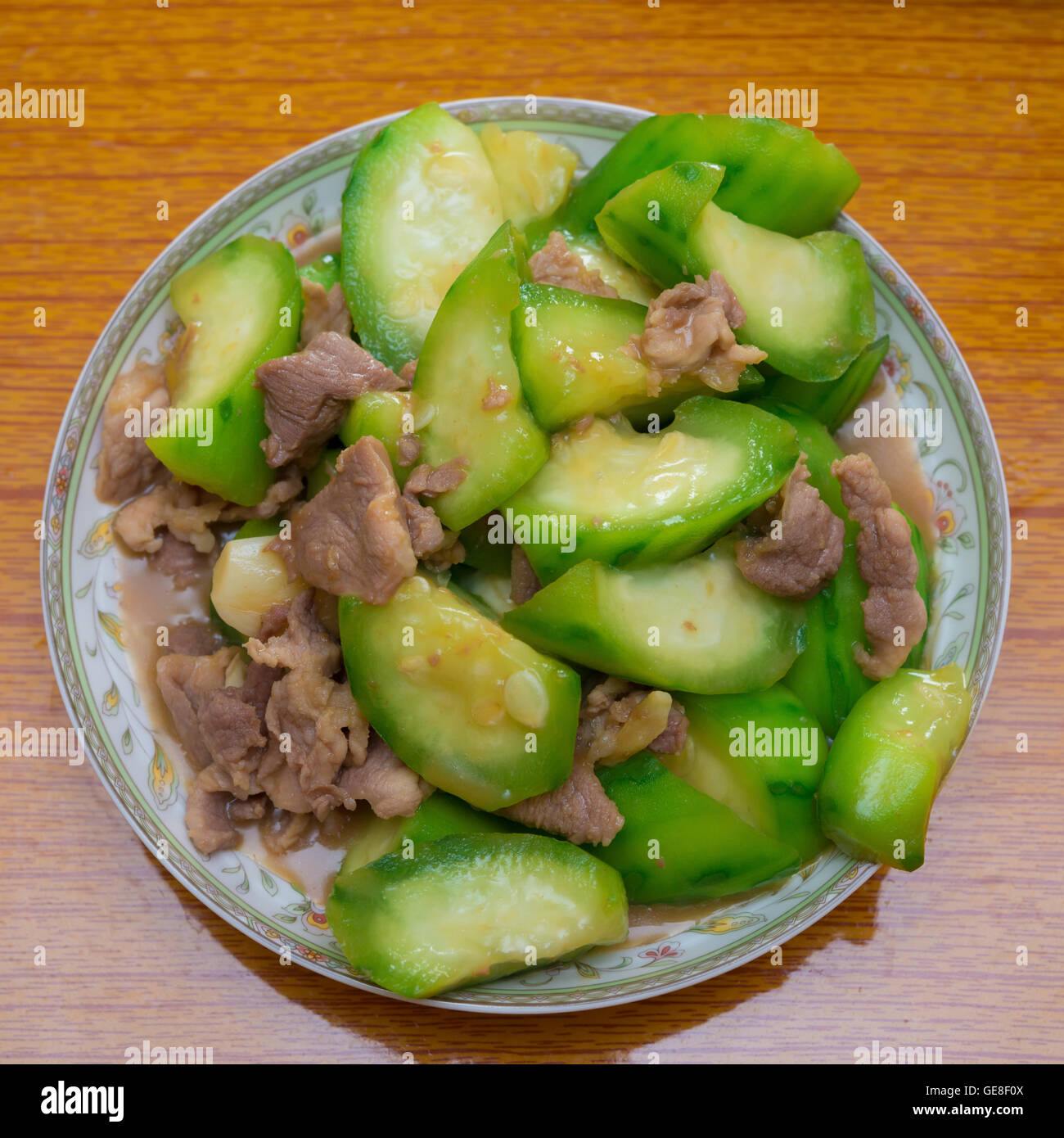 Cucinato fresco loofah angolata con carne di maiale sul piatto pronto da mangiare Foto Stock