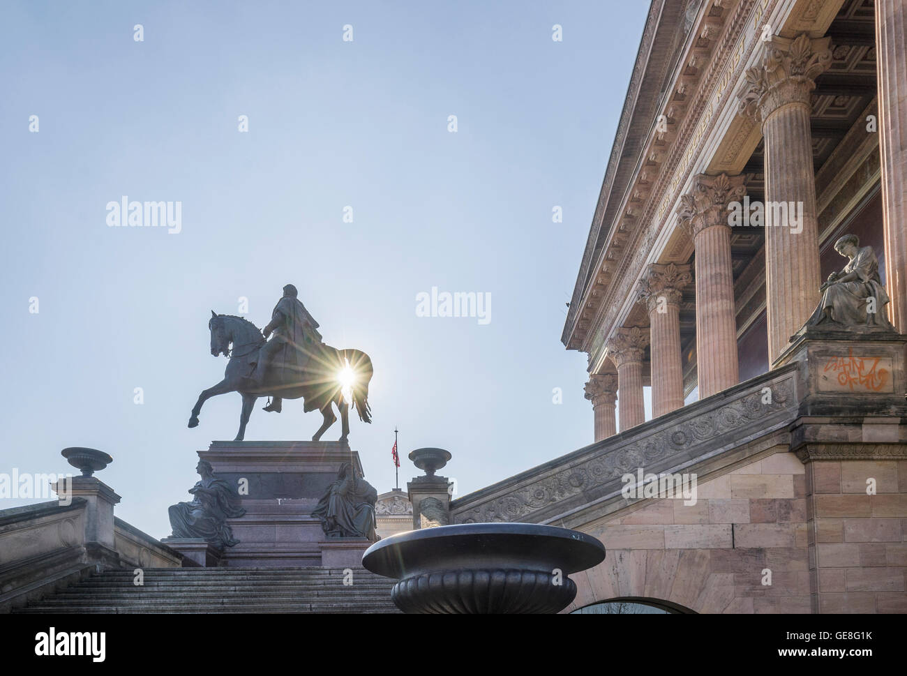 Germania, Berlino, statua equestre nella parte anteriore della vecchia galleria nazionale Foto Stock