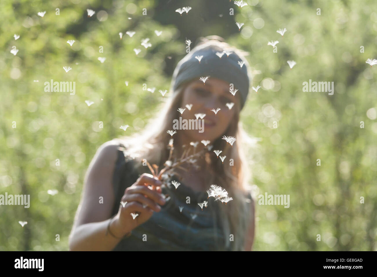 Donna guardando battenti semi di una ombrella Foto Stock