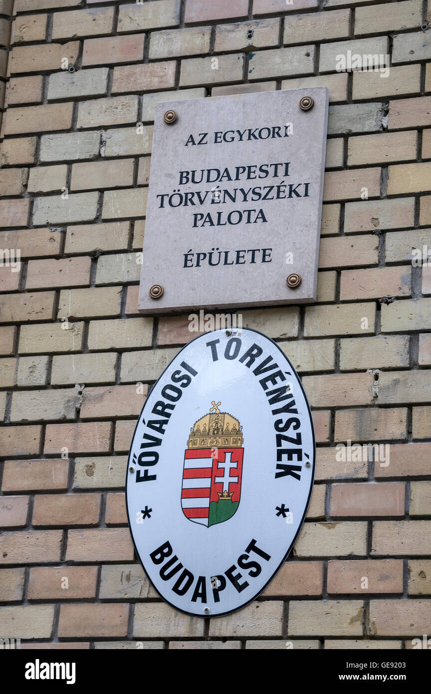 Due placche da muro sul muro della Corte di giustizia a Markó Utca, Budapest, Ungheria Foto Stock